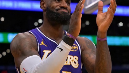 九游体育足球直播-NBA今日里程碑！大帝超越大梦，哈登超越一哥，老詹2600记三分球